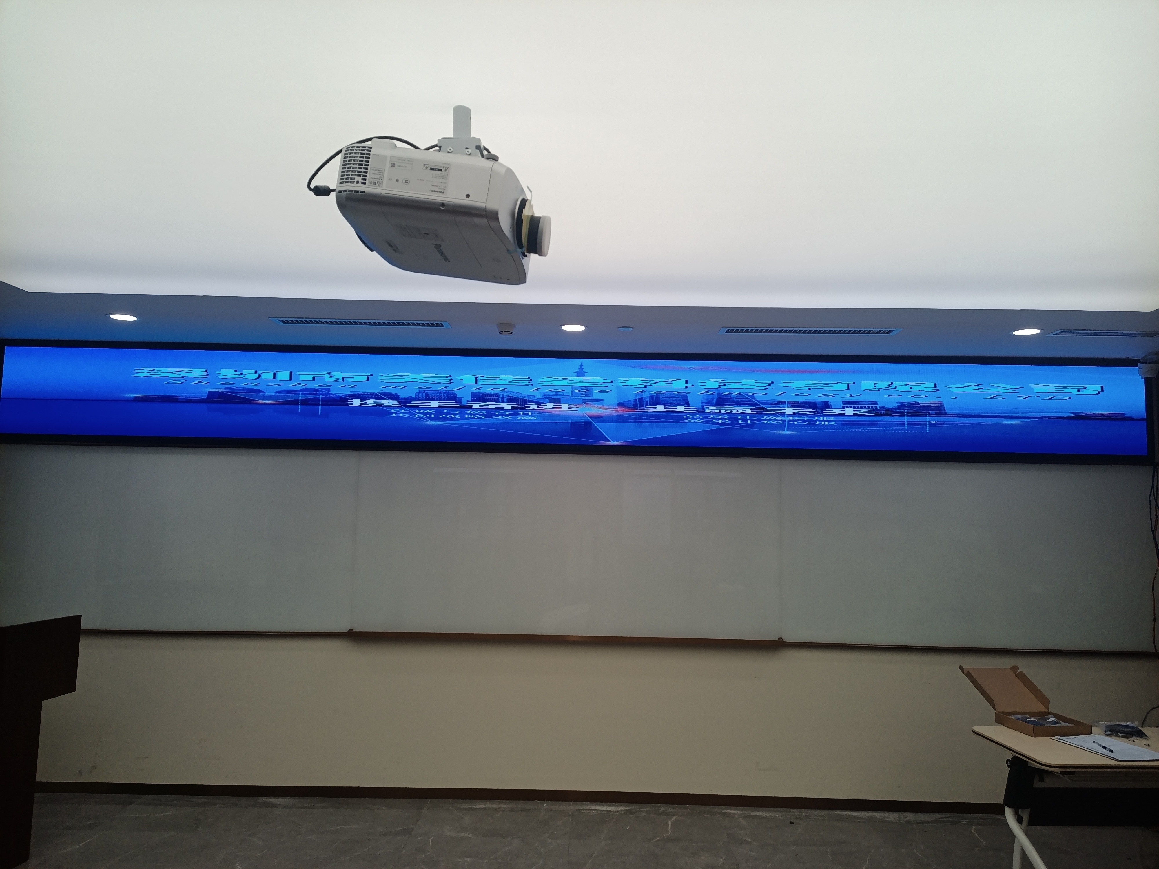 P2.0小間距LED顯示屏-壁掛支架安裝-深圳福田梅林潤華松鶴養老中心