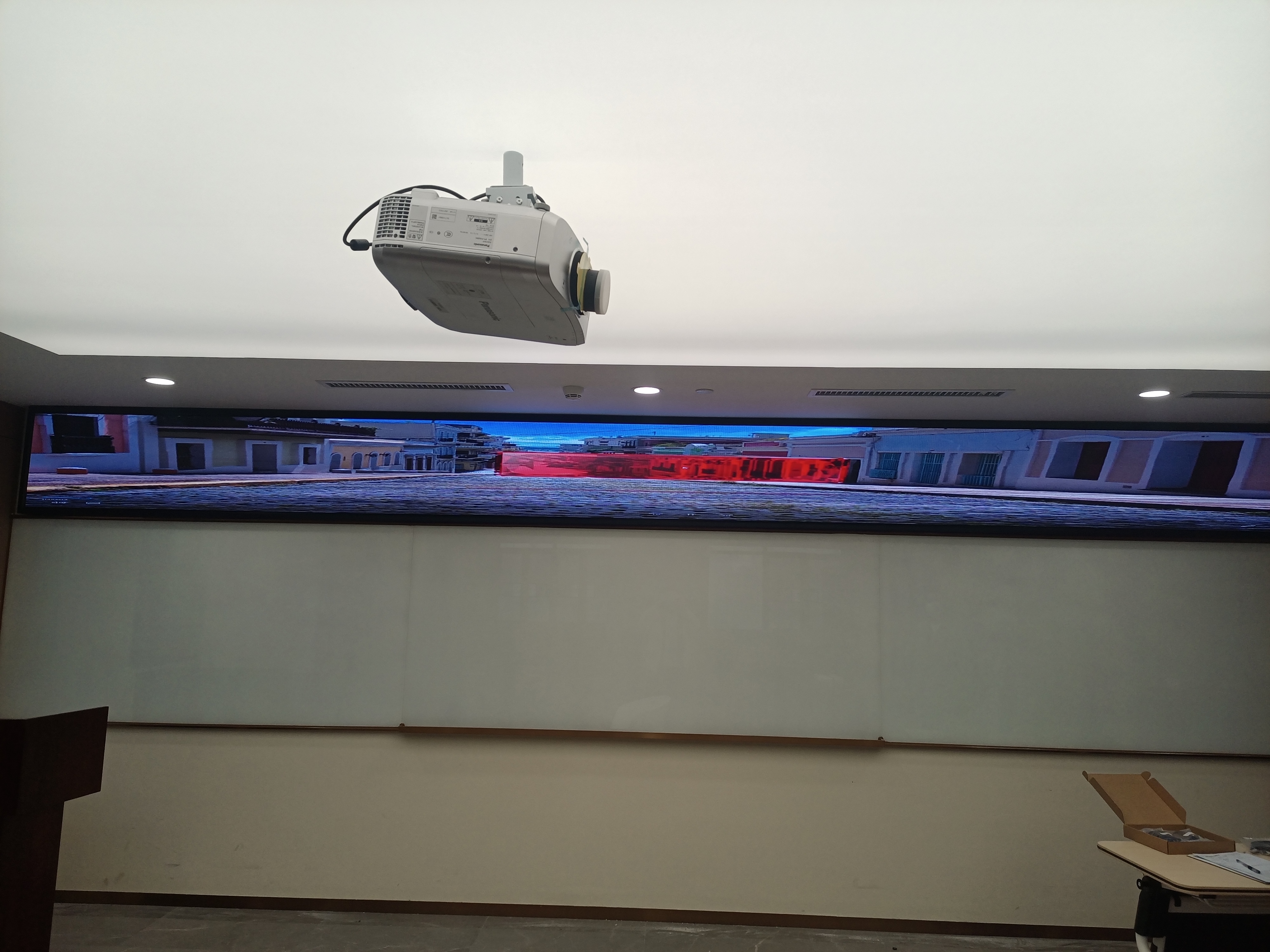 P2.0小間距LED顯示屏-壁掛支架安裝-深圳福田梅林潤華松鶴養老中心